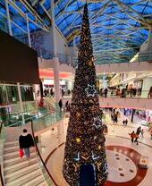 Interior del centro comercial Braehead, con árbol de Navidad