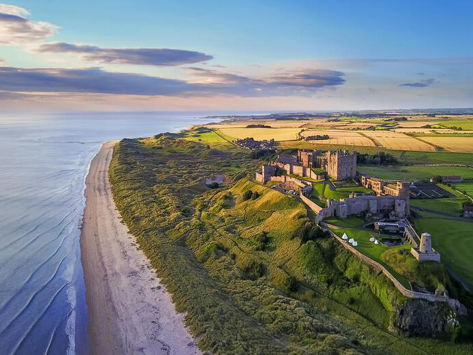 Vista aérea de un gran castillo en la costa