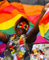 Un partecipante alla parata durante il Pride di Londra nel luglio 2019