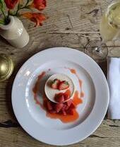 Primer plano de un plato de comida en The Gunton Arms, Norwich