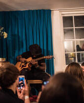 Un homme jouant de la guitare devant un public, Handel et Hendrix