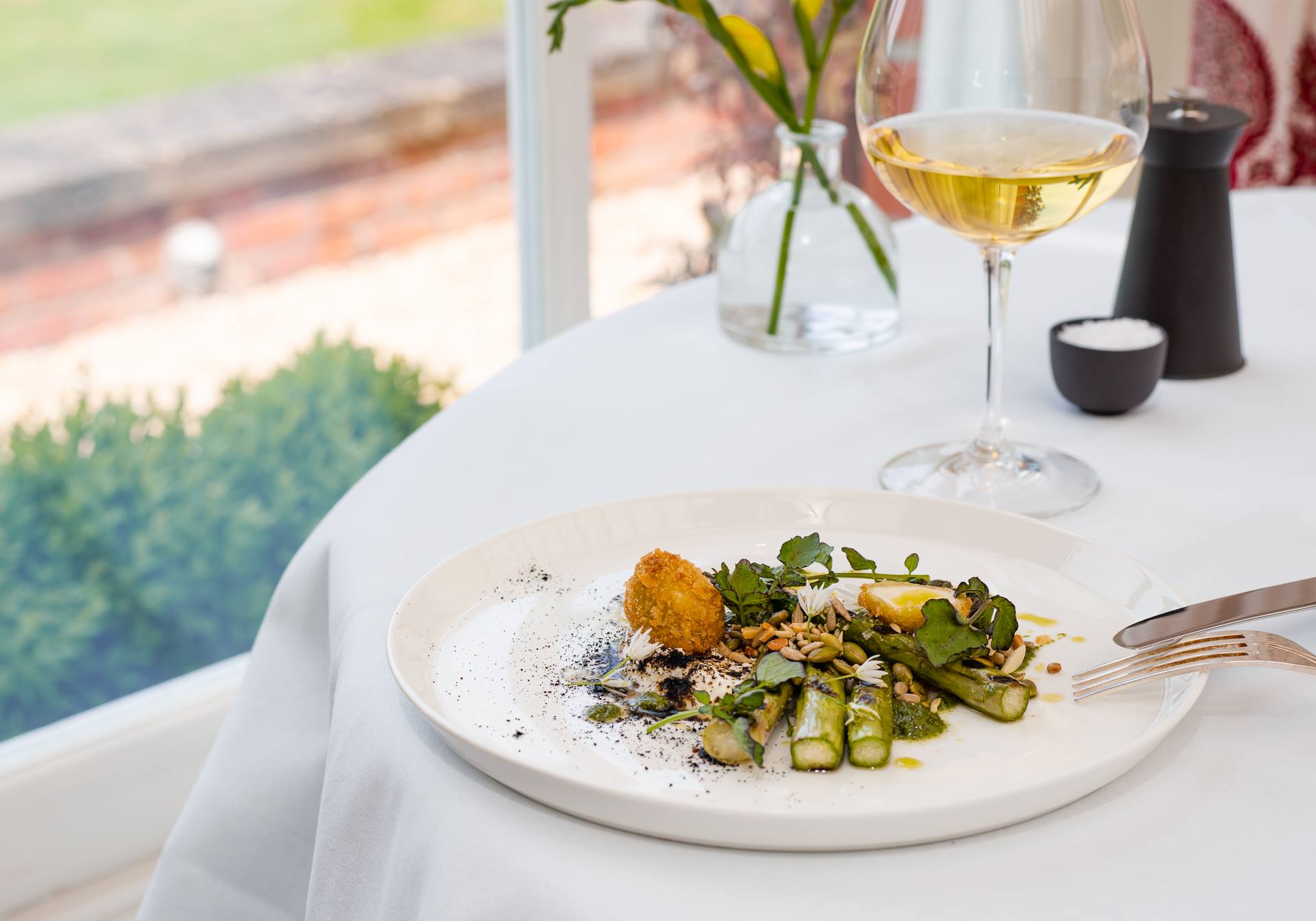 Teller mit Essen auf einem gedeckten Tisch