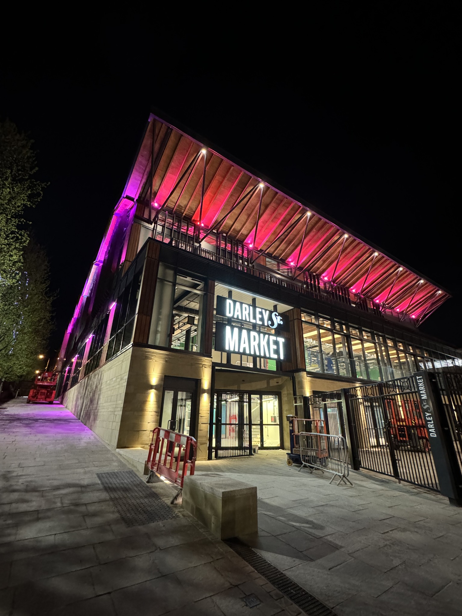 Exterior del mercado de Darley Street por la noche