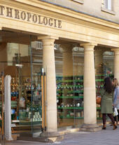 Un groupe de femmes entrant dans un magasin à Bath