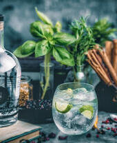 Una foto promozionale di una bottiglia con l'etichetta: Exeter Gin