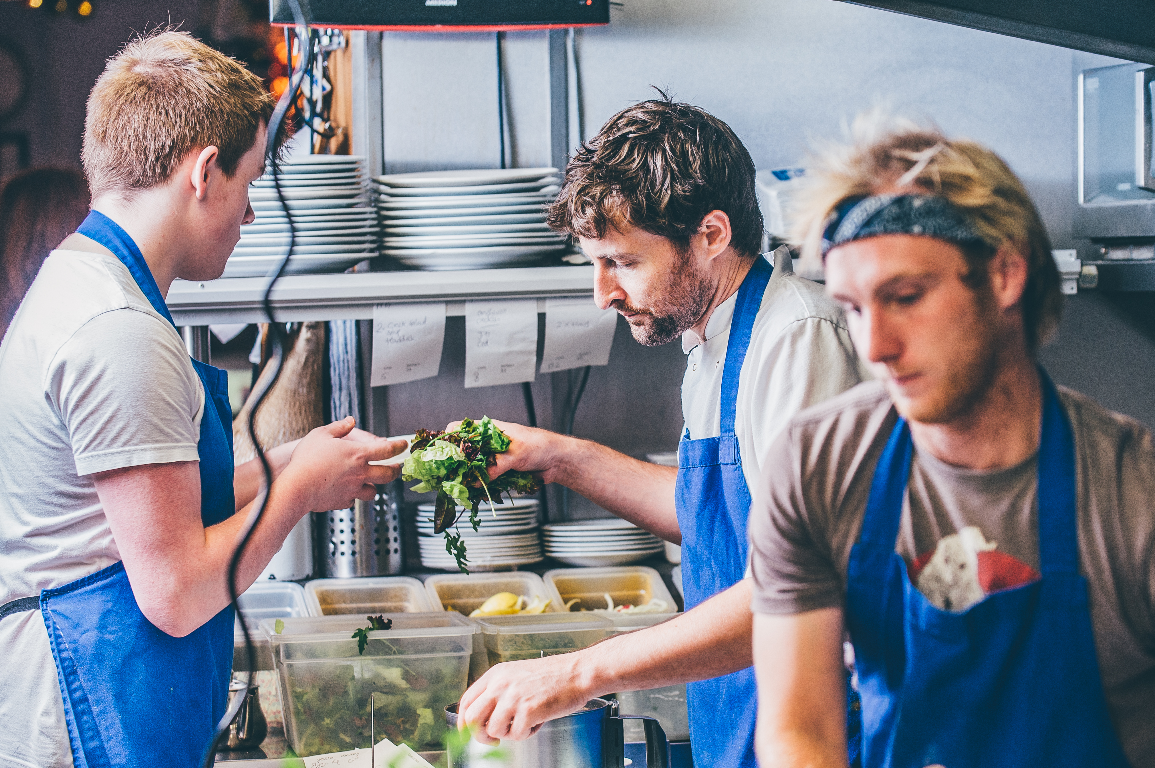 Köche bei der Arbeit in einer Restaurantküche