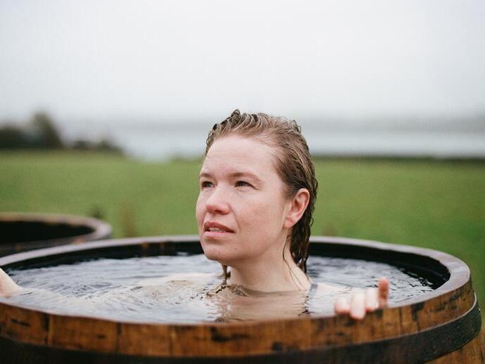 Mujer en un barril de agua en Halen Môn - Anglesey Sea Salt Company