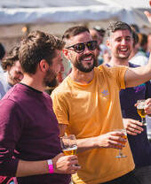 Un grupo de personas disfrutando de unas copas en el Bristol Craft Beer Festival