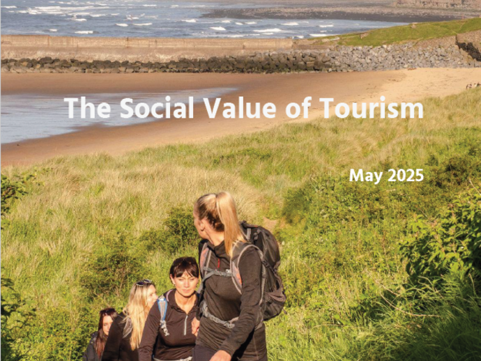 Omslagafbeelding van een publicatie met een groep mensen die aan het wandelen zijn, met daaroverheen titels en logo's