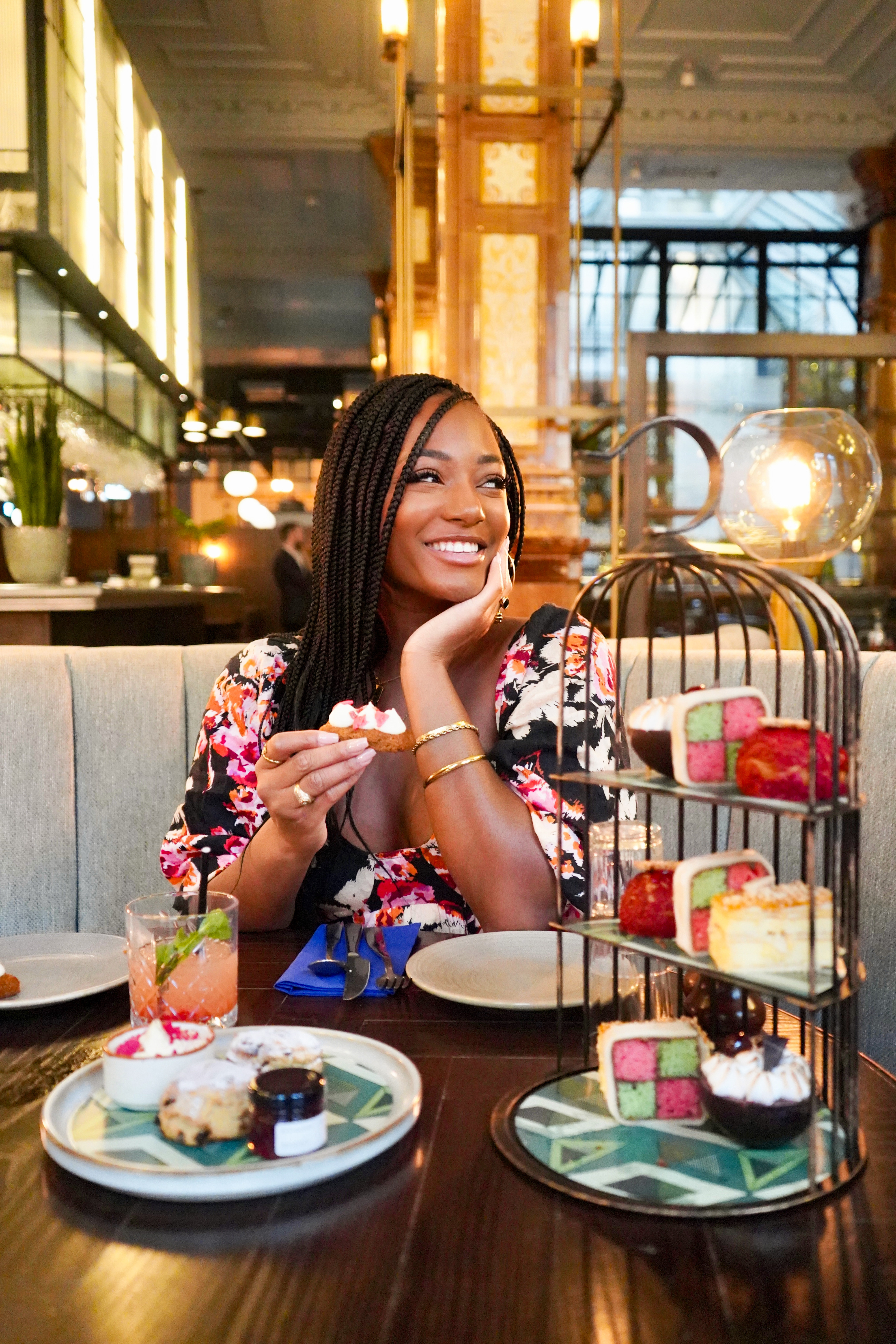 Jeune femme souriante assise à une table de restaurant