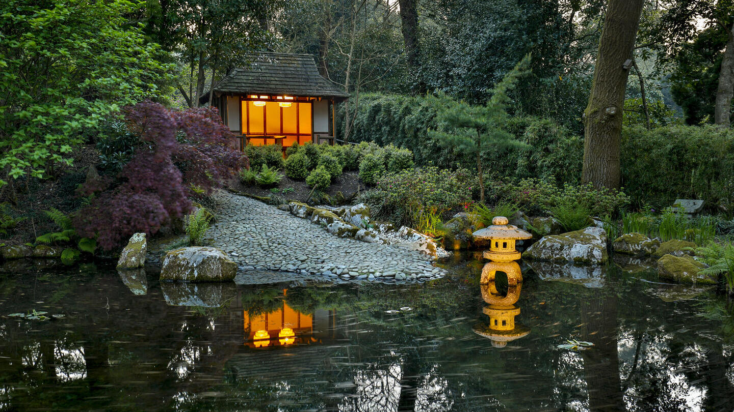 Beleuchtete Laternen in einem Fluss in den Pinetum Gardens in Cornwall