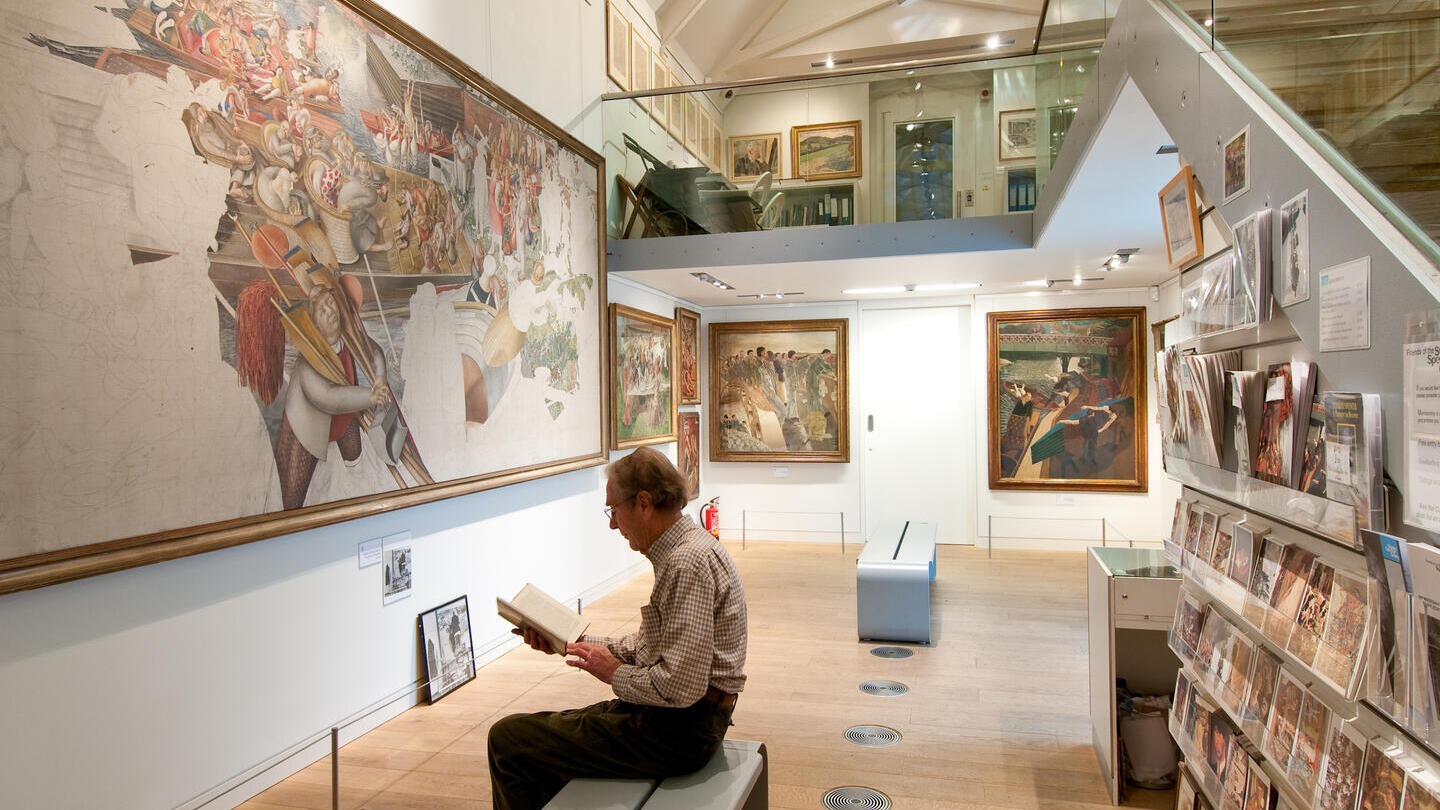 Ein Mann liest ein Buch in der Stanley Spencer Gallery in Windsor