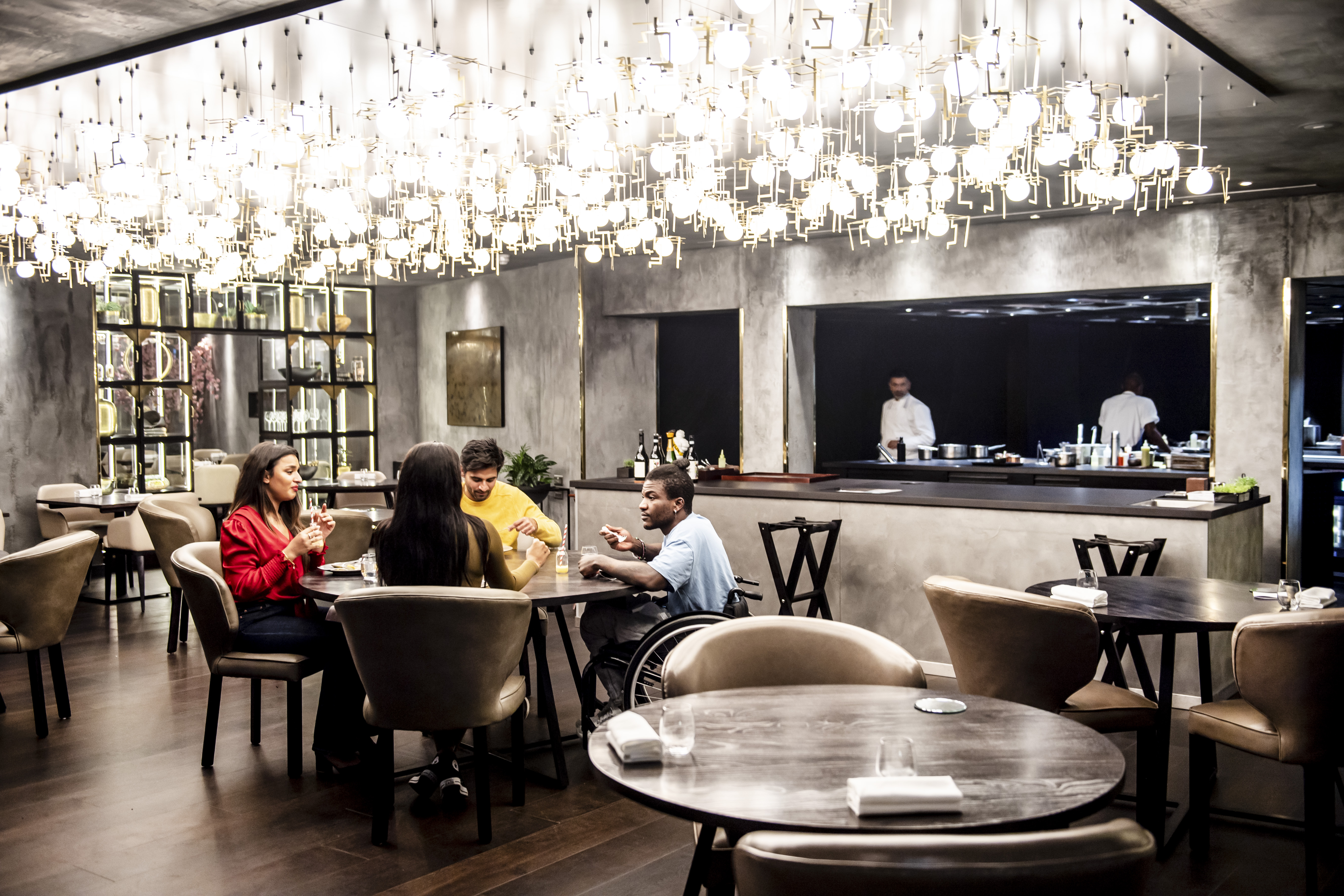 Freunde, die in einem Restaurant essen