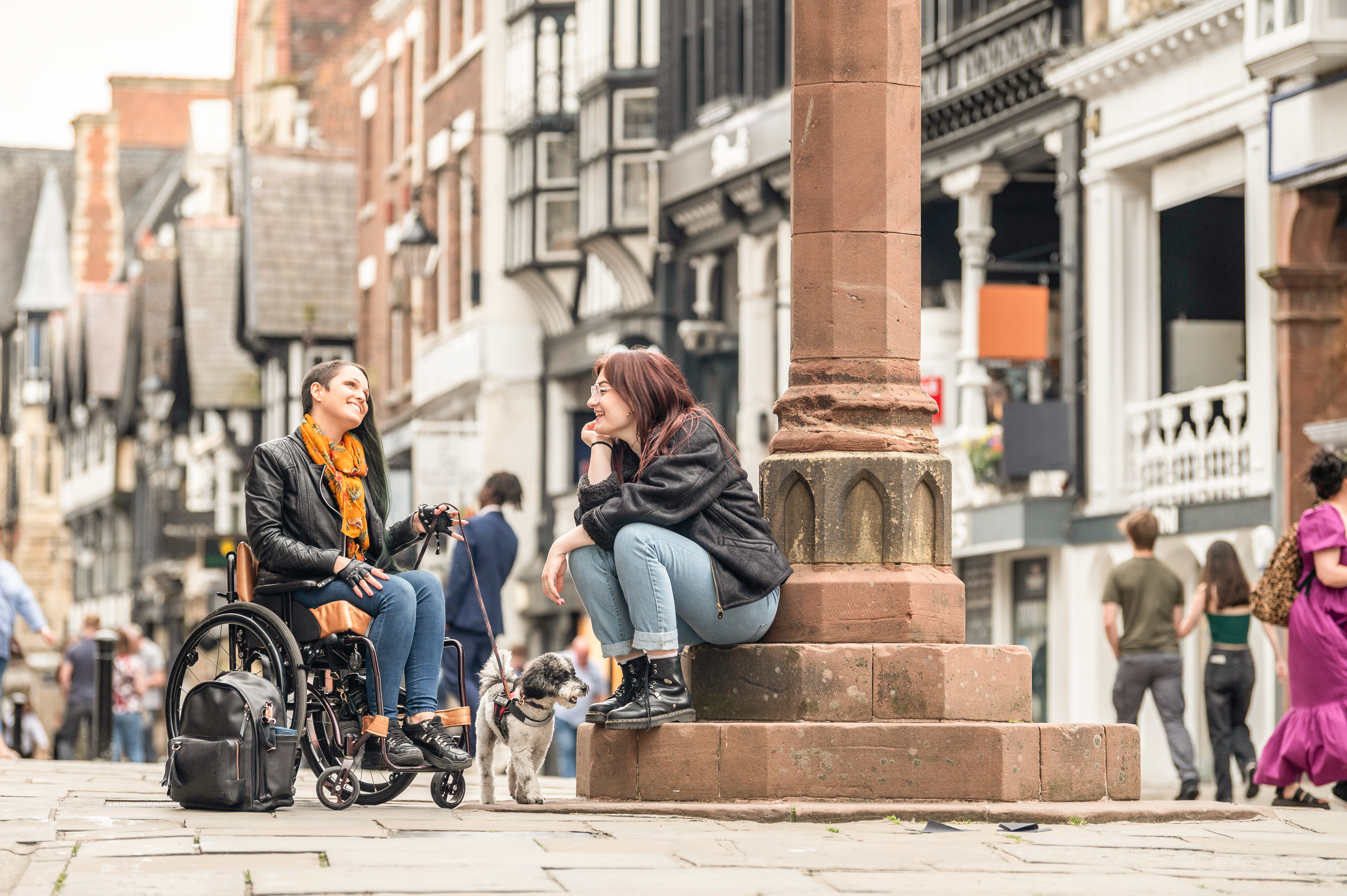 Dos mujeres sentadas charlando en el centro de la ciudad