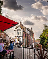 Gente sentada en las mesas al aire libre de Norwich Lanes