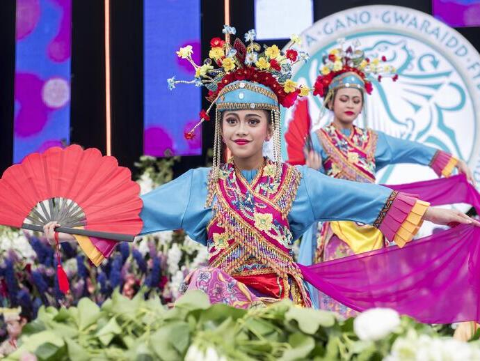 Un grupo de artistas en el escenario como parte del Llangollen International Musical Eisteddfod