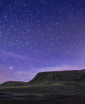 Vue nocturne étoilée des montagnes dans un parc national