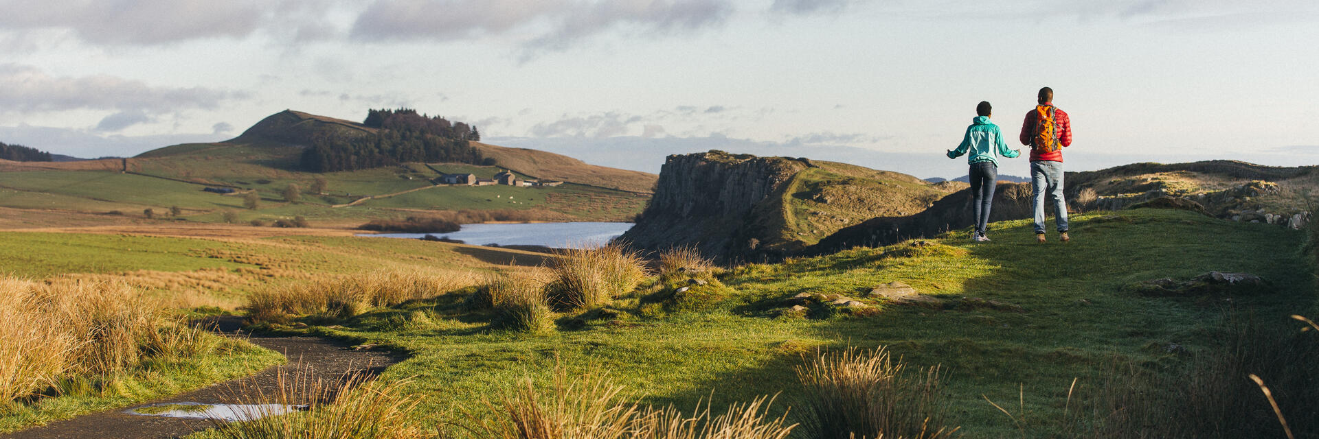 Deux jeunes adultes marchant dans la campagne du Northumberland, au Royaume-Uni.