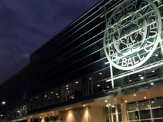Vista nocturna exterior del estadio King Power, sede del Leicester City Football Club
