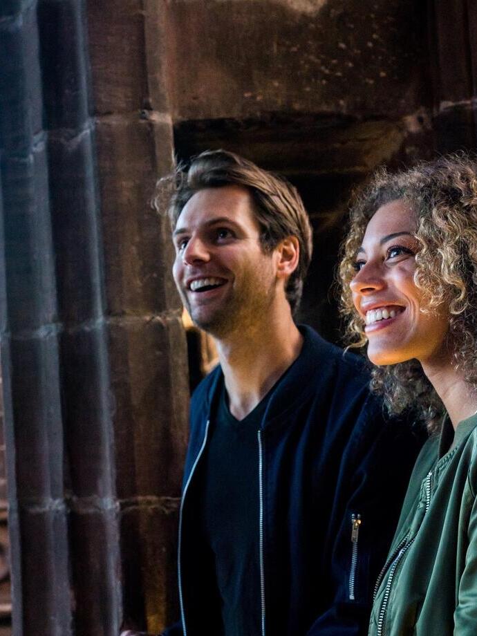 Deux personnes visitant la cathédrale de Chester