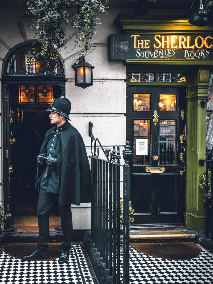 Un hombre con un uniforme policial antiguo de pie en el exterior