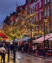 Una foto nocturna de St Christopher's Place en Oxford Street, con puestos de mercado