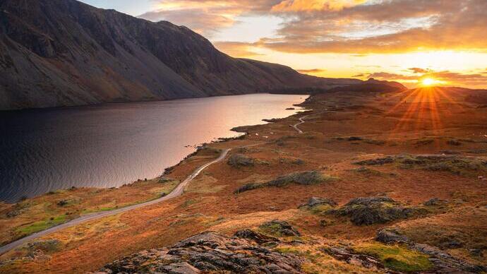 Vue aérienne du lac Wastwater avec de magnifiques nuages au coucher du soleil dans le ciel. Lake District, Angleterre.