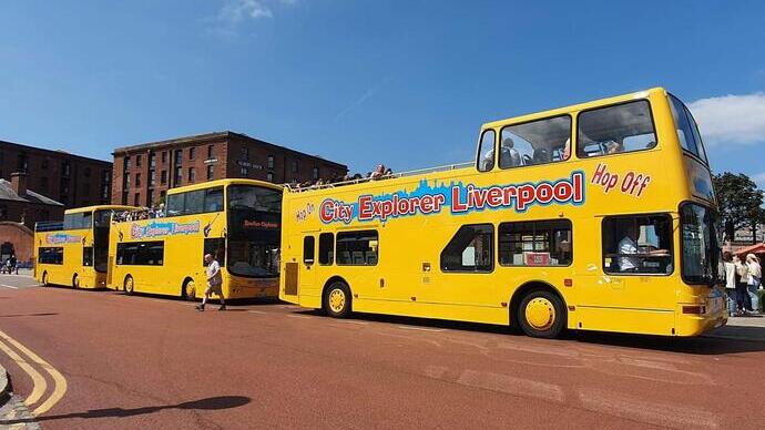 Autobus scoperti a Liverpool, utilizzati per tour della città a tema Beatles