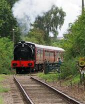 Ein Dampfzug fährt durch die Landschaft.