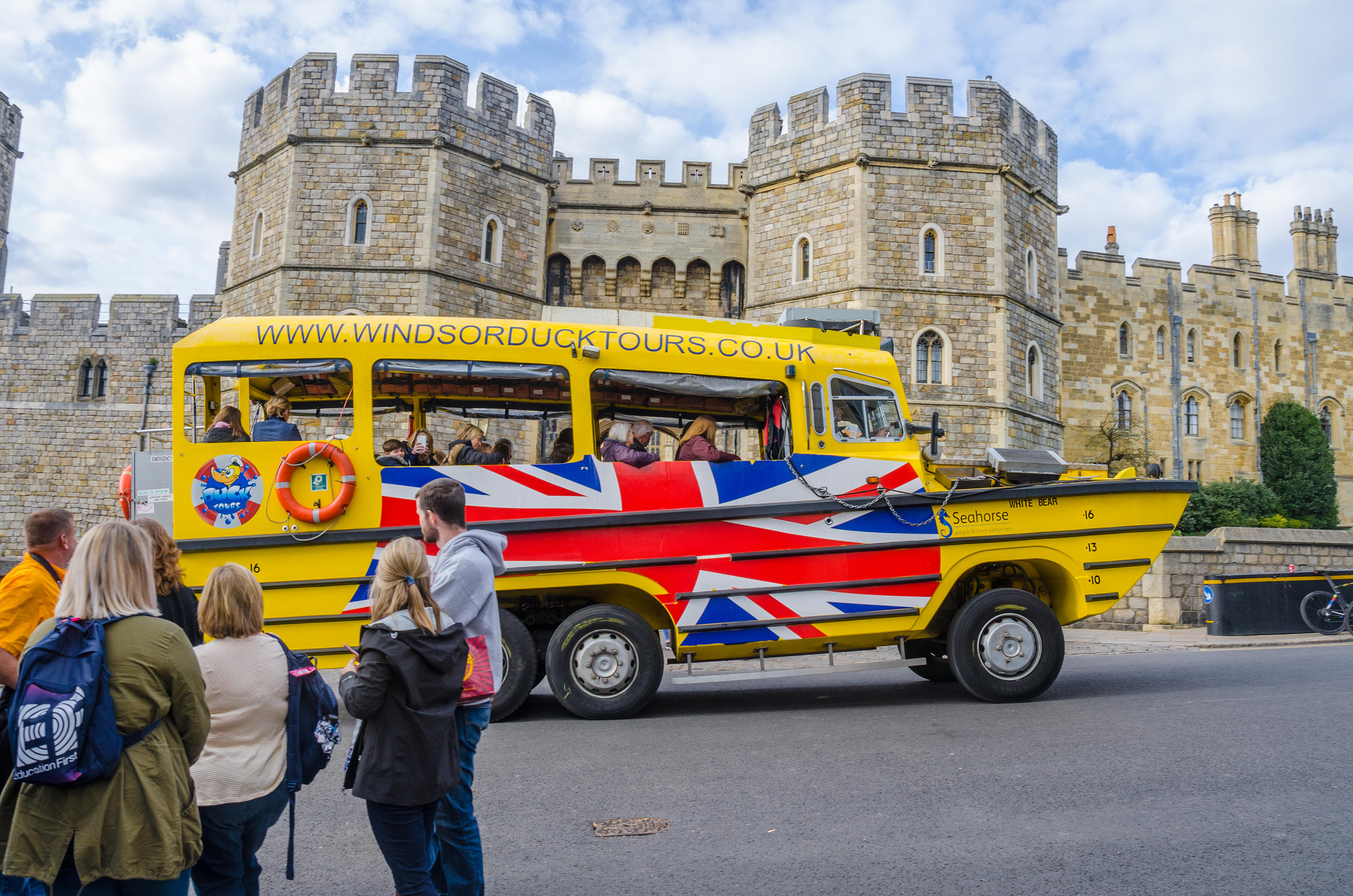 Un veicolo anfibio Windsor Duck Tours passa davanti al Castello di Windsor.