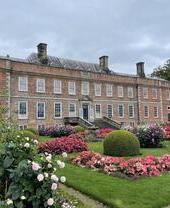 Blumengärten vor einem herrschaftlichen Anwesen.