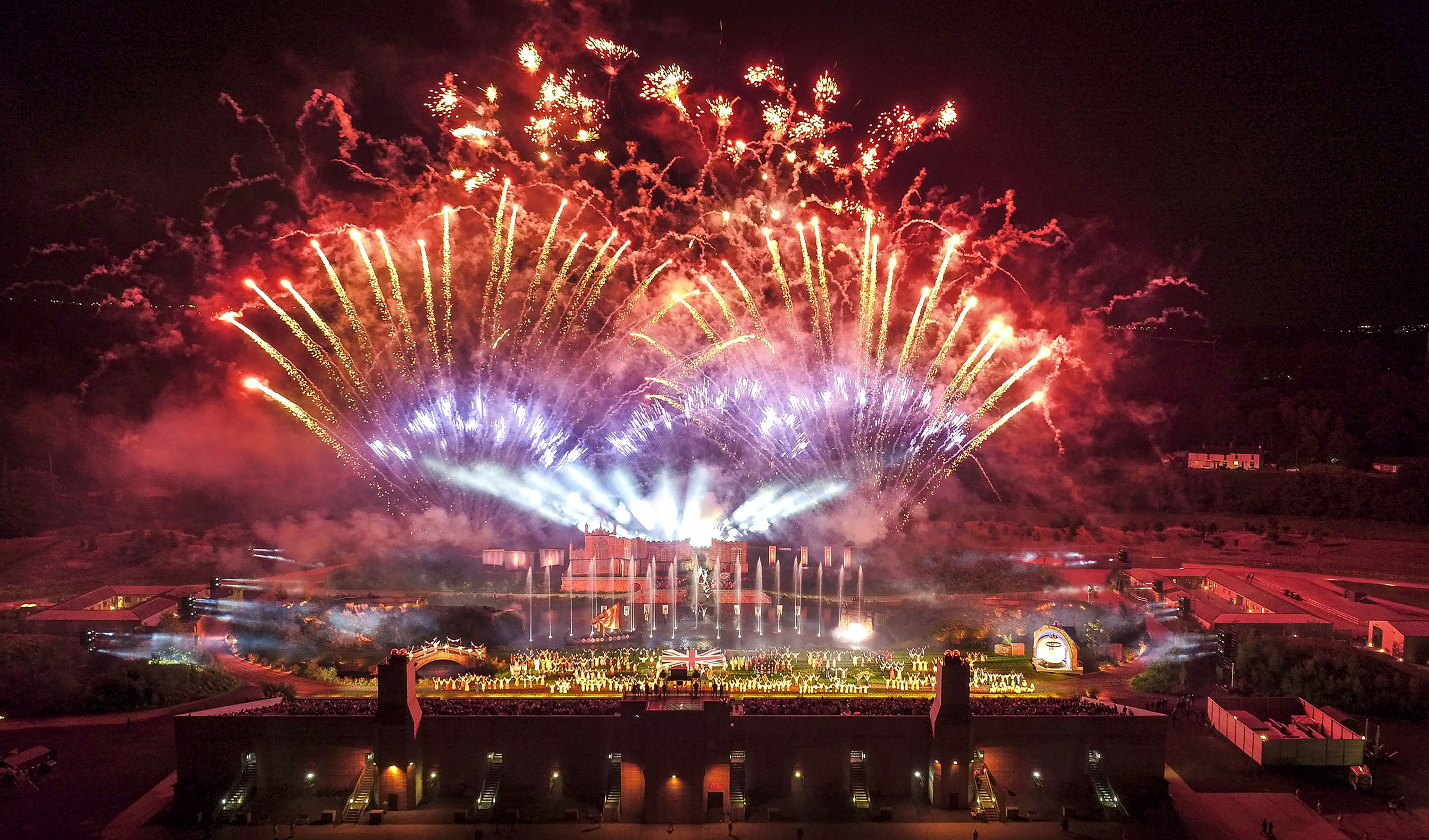 Das große Feuerwerk zum Finale von Kynren, einer historischen Live-Freilichtshow für die ganze Familie, die 2000 Jahre britischer Geschichte beleuchtet