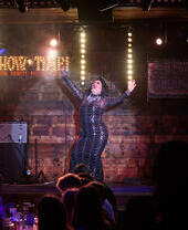 Un artista de cabaret en el escenario de un bar local.