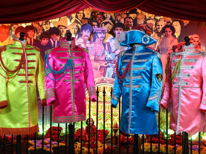 Costumi colorati all'interno di una mostra del museo