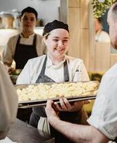 طاهٍ يحضر الطعام في مطعم The Kitchin