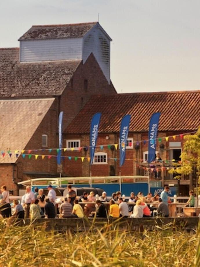 Multitud de gente en el Festival Gastronómico de Aldeburgh