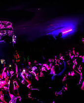 Multitud de personas en una noche de discoteca en Pulse Cardiff