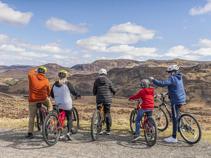 Groupe de personnes à vélo admirant une vallée