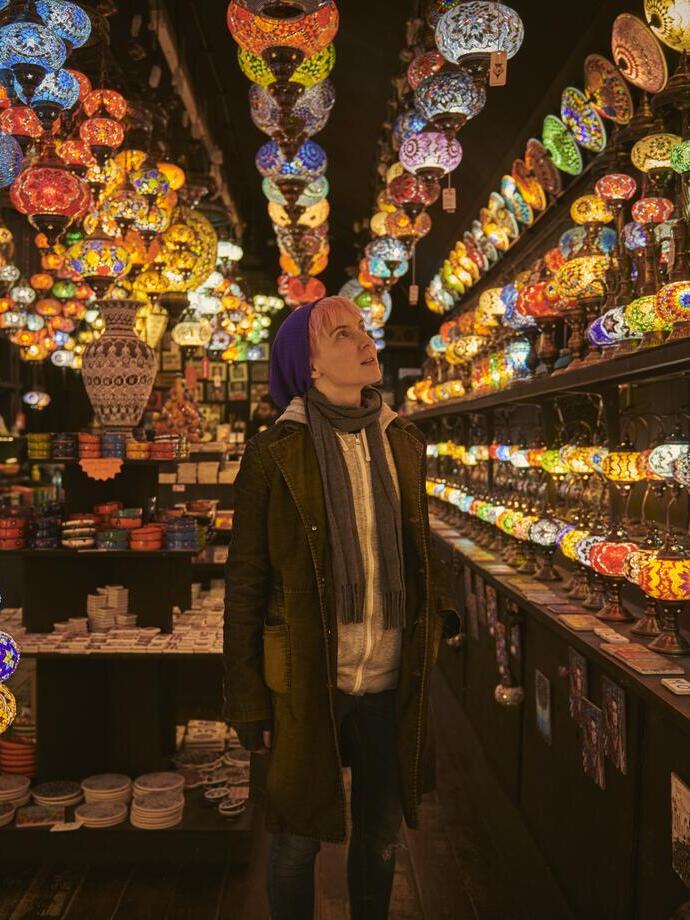 Une jeune femme debout dans un magasin d'éclairage