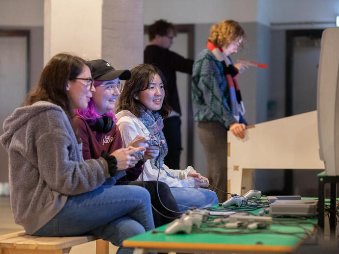 Un grupo de personas jugando juntos a un videojuego en el Museo Nacional de Videojuegos de Sheffield
