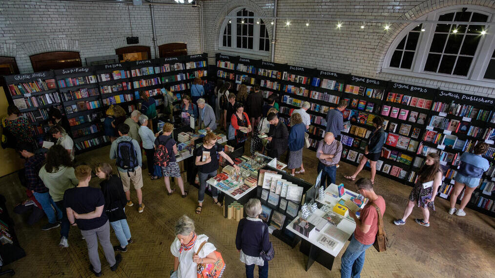 Gente mirando libros, Festival Internacional del Libro de Edimburgo