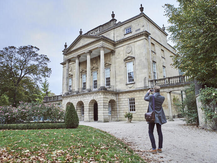 Vue arrière d'un homme prenant une photo du Holburne Museum, à Bath, dans le Somerset, en Angleterre.
