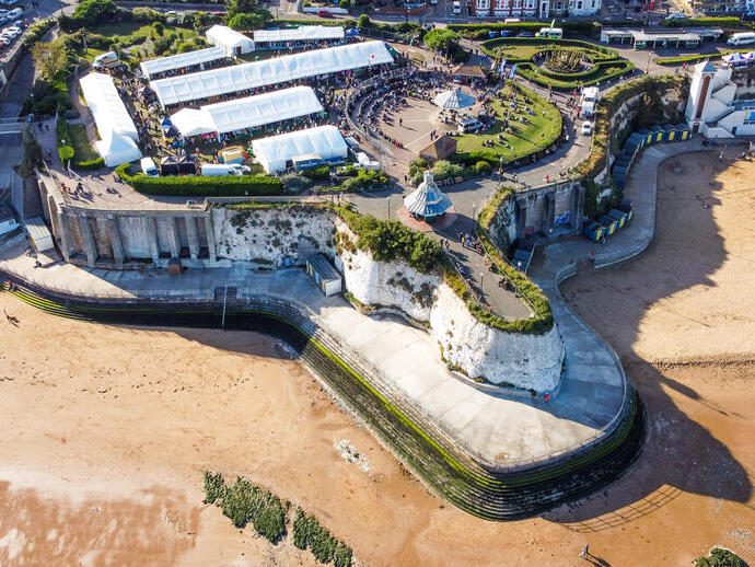 Vue aérienne du lieu du festival en bord de mer