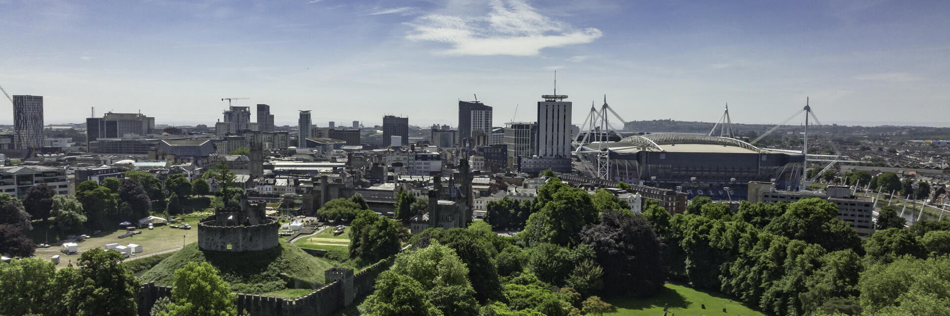 منظر من أعلى لـ بوت بارك، كارديف، مع أشجار خضراء في المقدمة وسماء زرقاء