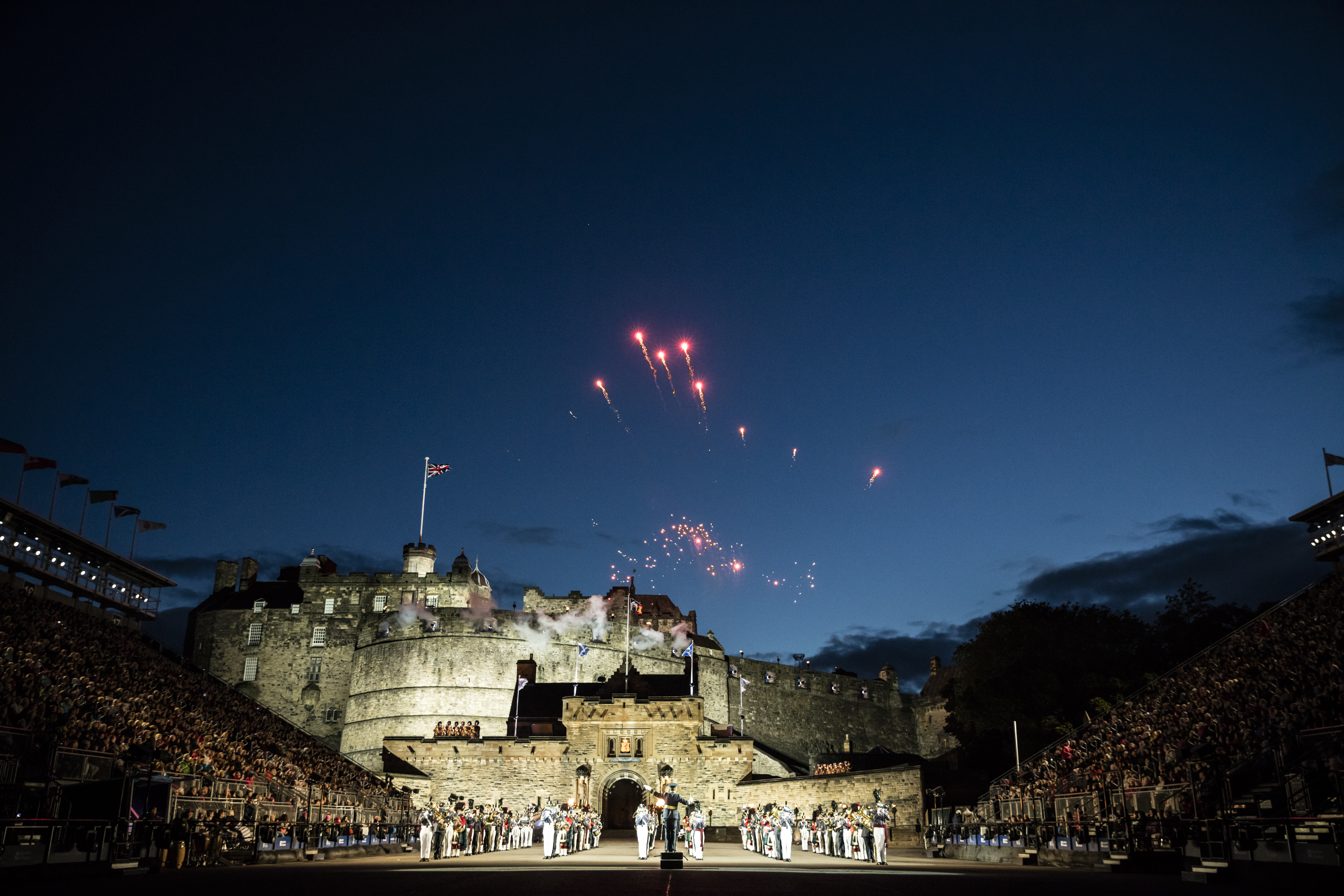 Eine Aufführung einer Militärveranstaltung auf dem Gelände eines Schlosses bei Nacht