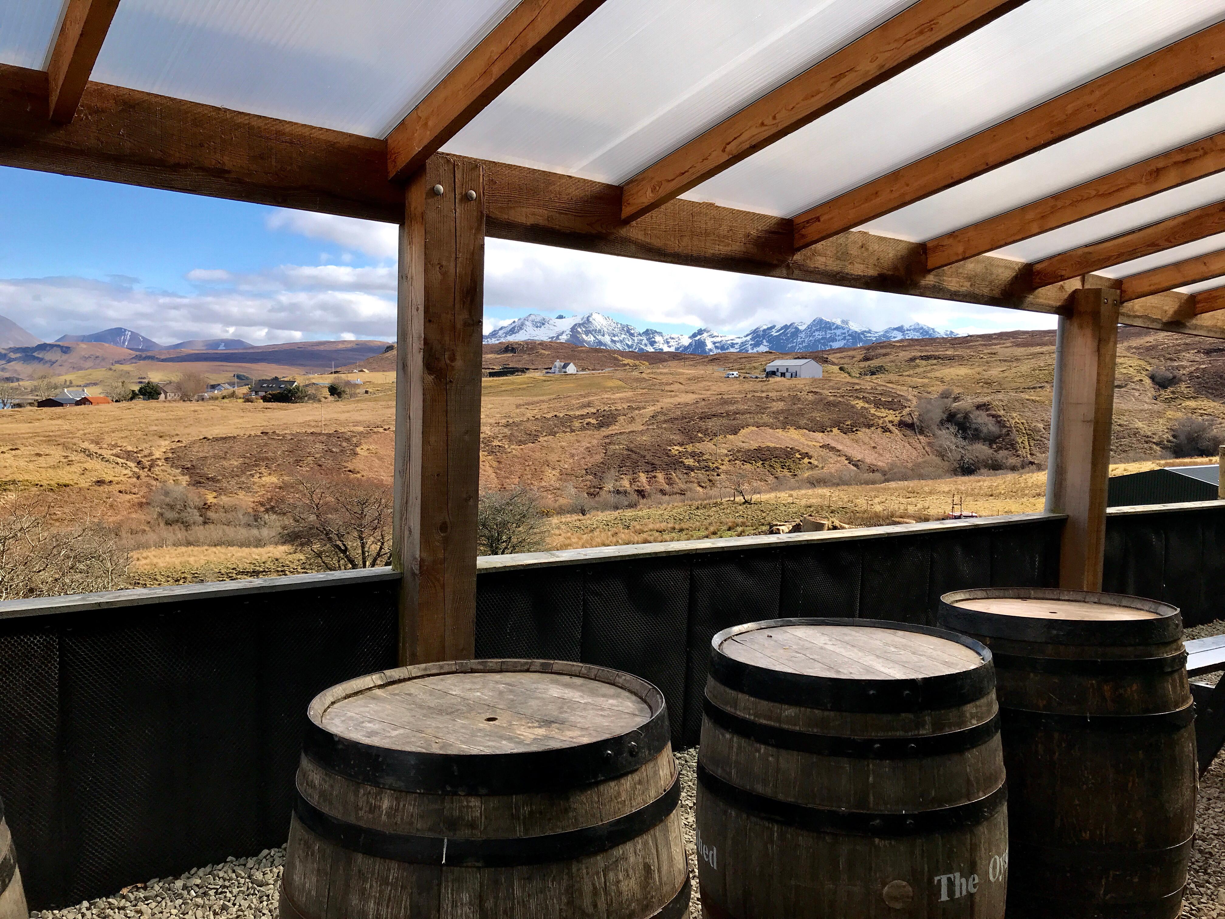 Blick auf die Cuillin Hills vom Restaurant „The Oyster Shed” auf der Isle of Skye, Schottland, in der Nähe der Talisker-Destillerie