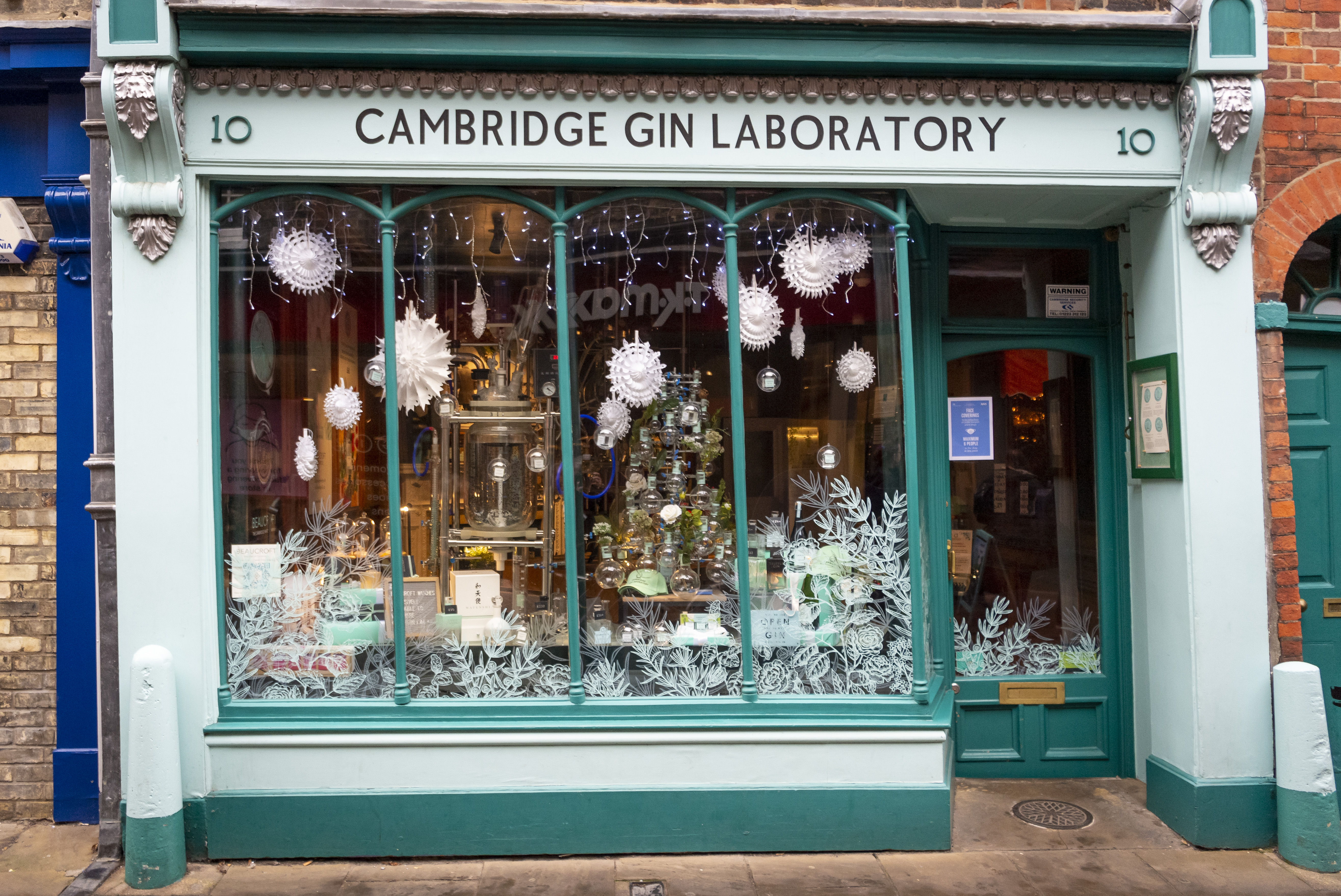 Fassade eines Ladens mit Schild: Cambridge Gin Laboratory