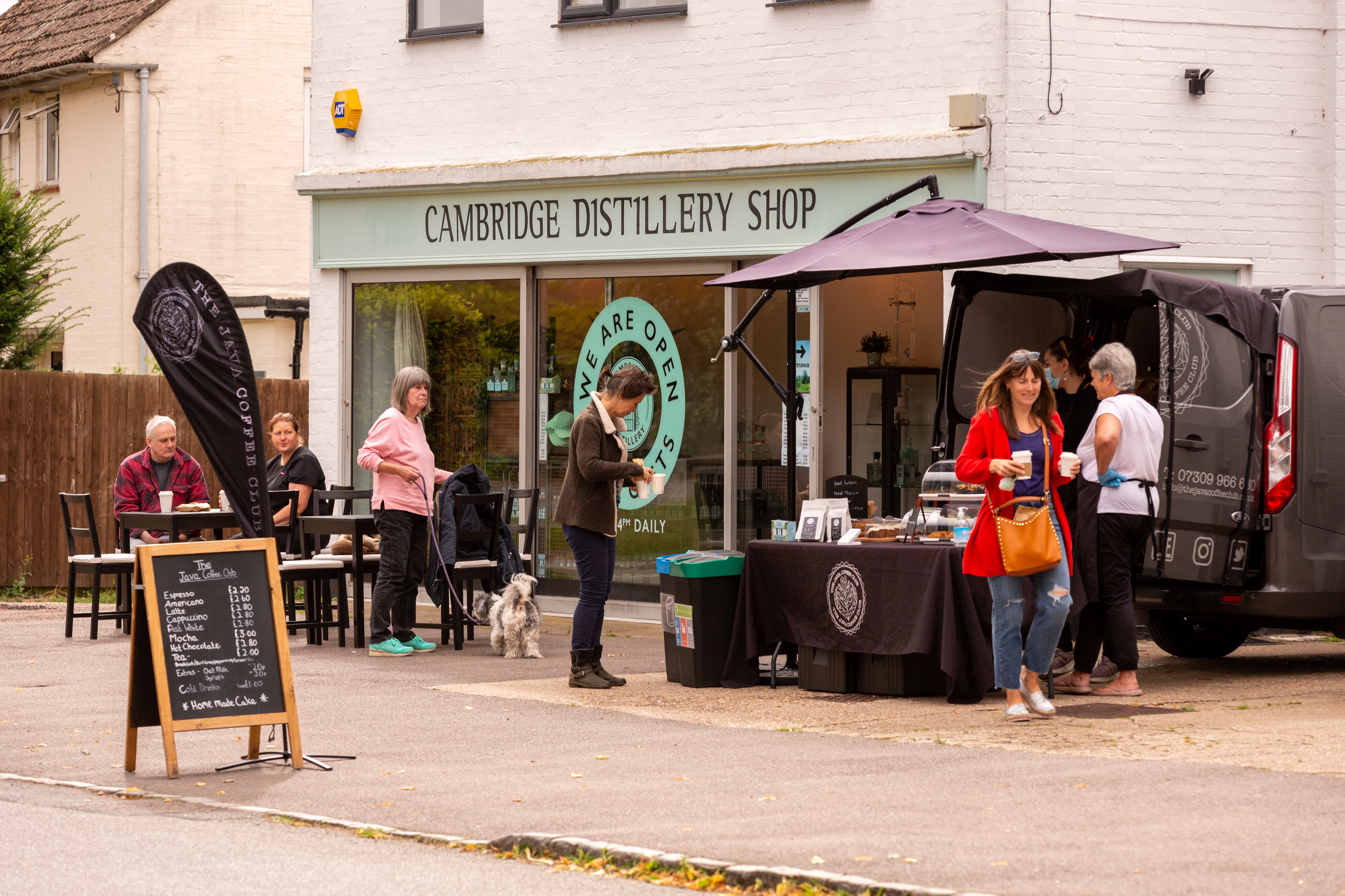 Menschen vor einem Laden mit dem Schild: Cambridge Distillery Shop