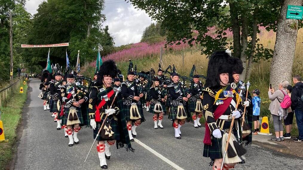 Eine Gruppe von Dudelsackspielern beim Lonach Highland Gathering in Schottland