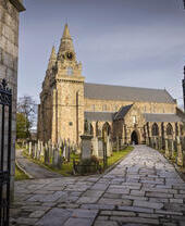L'entrée d'une ancienne église.